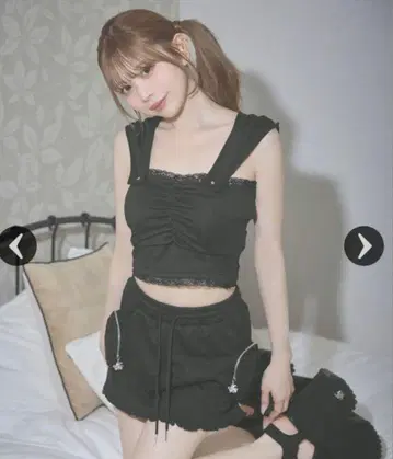 미셸 마카롱 후드 부착 상의 & 박스 포켓 스커트 셋업