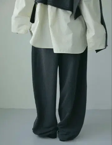 ETRE TOKYO 25SS 턱 스웨트 팬츠