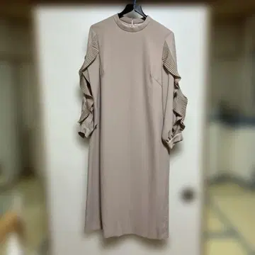 프릴 달린 베이지 무릎 기장 원피스