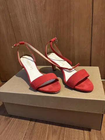 빨간색 스웨이드 샌들