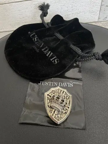 JUSTIN DAVIS 저스틴 데이비스 쉴드 펜던트 목걸이