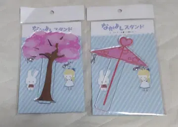 다정 스탠드 벚꽃나무 마주보는 우산