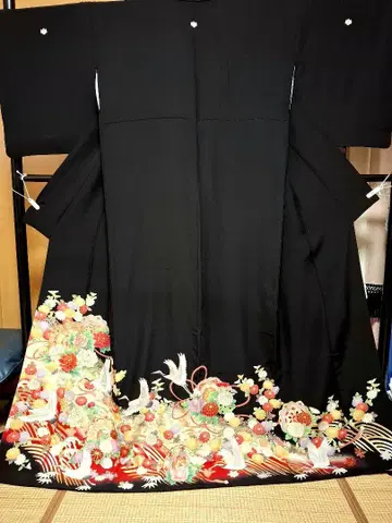 학 문양과 금 장식의 블랙 전통 예복 기모노