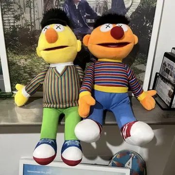 KAWS x 세서미 스트릿 버트와 어니 세트 봉제 인형