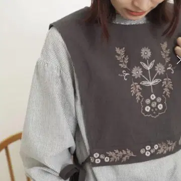 사만사 모스모스 겨드랑이 리본 플라워 자수 베스트 (차콜)