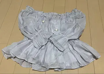오프숄더 라이트 그레이 셔츠