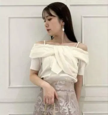 snidel 리본 디테일 컷 상의