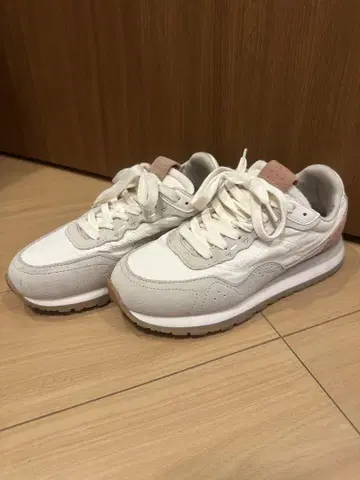 화이트 스웨이드 스니커즈 23.5cm