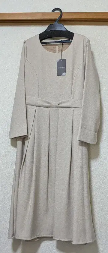 [ 미사용 새상품 ] 티어 클라세 베이지 긴팔 원피스 허리 리본 포함