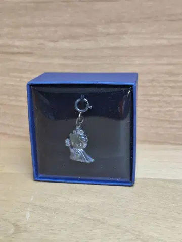 헬로키티 액세서리 참 빅토리아 여왕 실버 925