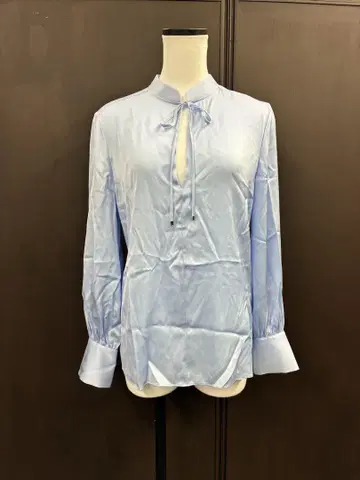 [ 미사용 새상품 ] Hugo Boss 라이트 블루 리본 포함 긴팔 셔츠