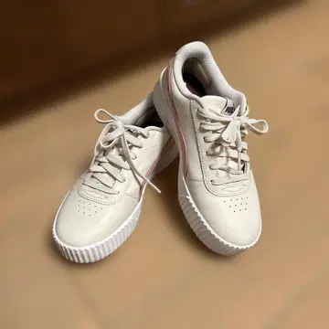 Puma 크림색 스니커즈 SOFTFOAM+