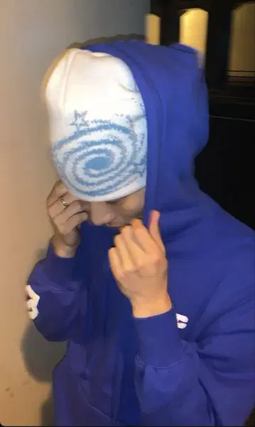 타나베의 카쿠니 착용 Shhh Swirl Beanie