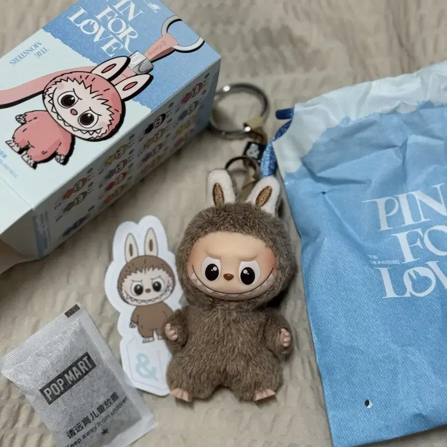 【新品】ラブブ　PIN FOR LOVE イニシャルM ぬいぐるみペンダント ラブブ PIN FOR LOVE ぬいぐるみペンダント イニシャル 【M