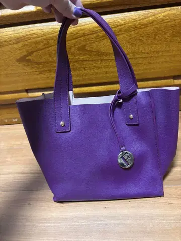 FURLA 보라색 핸드백 메탈 참 포함