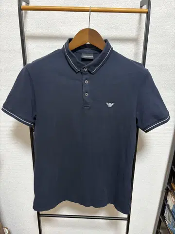 EMPORIO ARMANI 네이비 피케 셔츠 옷깃 라인