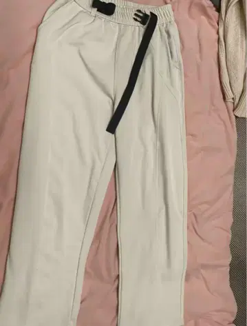 크림색 조거 팬츠 조정 가능