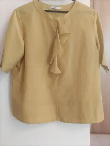 Aquascutum 프릴 장식 머스타드 색상 실크 상의