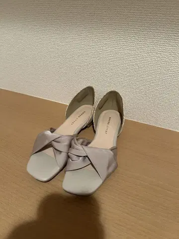 리본 포함 오픈토 펌프스 베이지