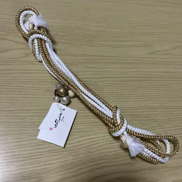 화이트와 금색 허리띠 비즈 장식 포함