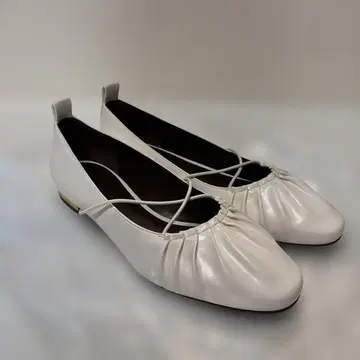 화이트 크로스 스트랩 발레 슈즈