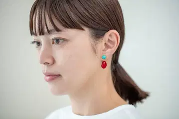 세실 에 장느 루미에르 바이컬러 귀걸이