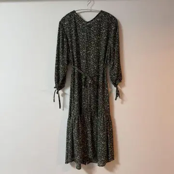 올리브 그린 꽃무늬 7부 소매 원피스