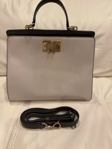 FURLA 크림색과 그린 가죽풍 핸드백