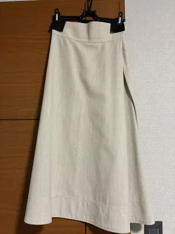 베이지 플레어 스커트