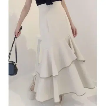 dazzlin 파이핑 프릴 스커트 아이보리 S 사이즈
