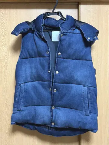 AZUL by moussy 데님 패턴 후드 부착 다운 베스트