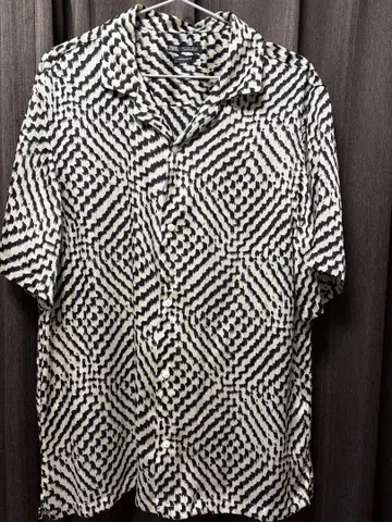 기하학 패턴 반팔 셔츠 블랙과 화이트 ZARA 자라