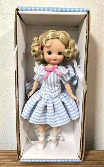 리틀 레이디 앳 티 타이니 베츠이 맥콜 인형