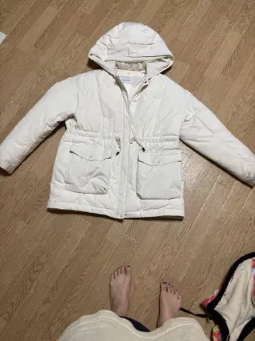 화이트 다운 자켓 후드 부착