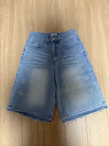 비쥬가 달린 라이트 블루 하프 팬츠