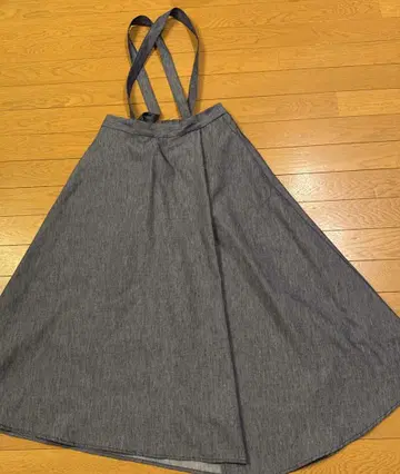 서스펜더 부착 플레어 스커트