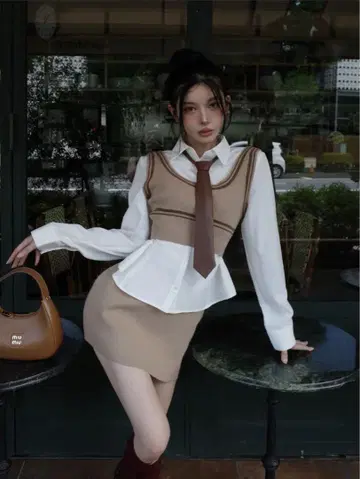다리치 가죽 타이 니트 셋업