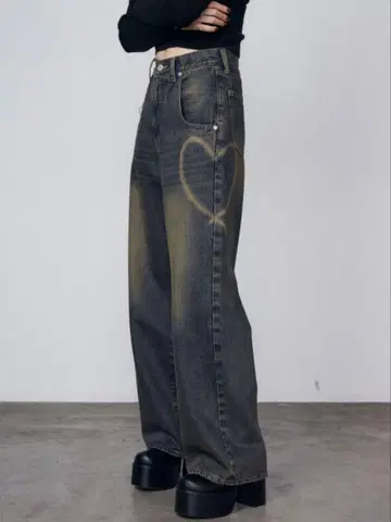 그래픽 루즈 청바지