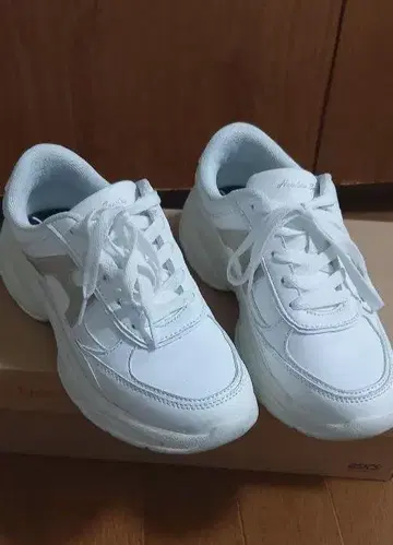 HAWKINS 스니커즈