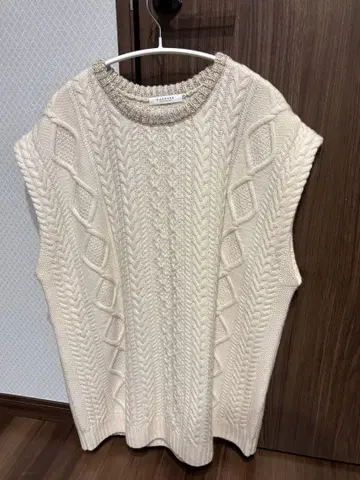투모로우랜드 MACPHEE 아이보리 케이블 니트 슬리브리스 베스트
