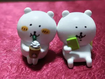 앉아있는 나가노의 곰 신상 체크 스마트폰