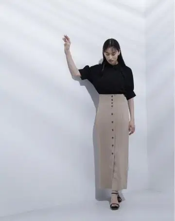 내추럴 뷰티 베이직 프론트 버튼 하이웨스트 내로우 스커트