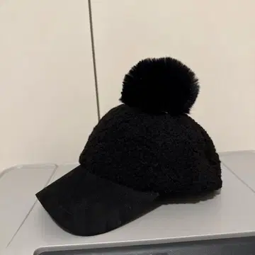 Narcissus 블랙 플리스 폼폼 포함 캡