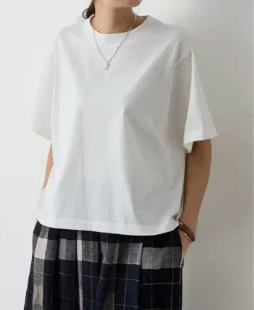 BEARDSLEY 스퀘어 Tee 화이트