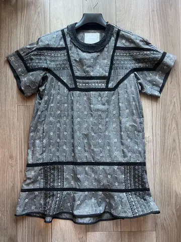 sacai 파인애플 패턴 자수 샴브레이 원피스