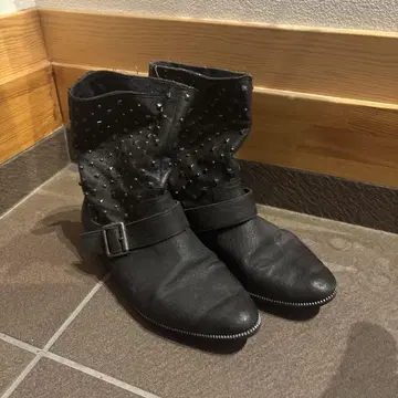 스터드 장식 블랙 숏부츠