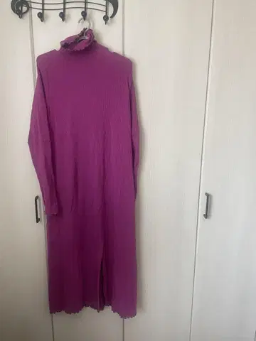 지나시스 프릴 라메 리브 하이넥 롱 원피스 퍼플