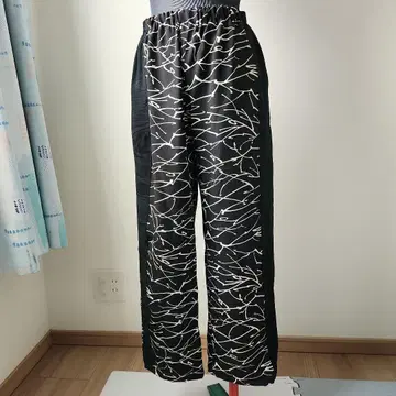 겉옷에서 리메이크한, 두 가지 색상의 바지