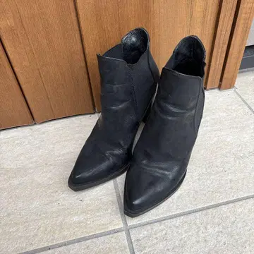 블랙 가죽 앵클부츠 하이힐