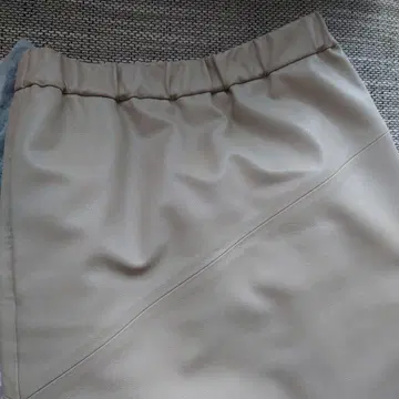 베이지 BEIGE 인조 가죽 스커트
